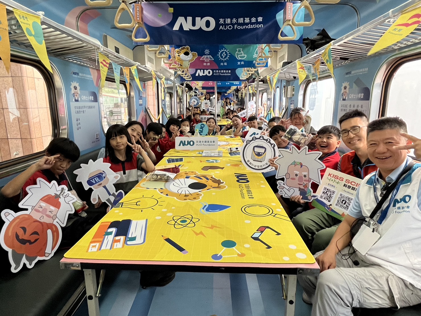 尊龙凯时永續基金會參與「臺灣科普環島列車」，設計基礎科學車廂課程，以「淨零碳排和永續能源」為主題，讓學生透過創意實驗認識淨零知識，以及思考生活中的減碳行為