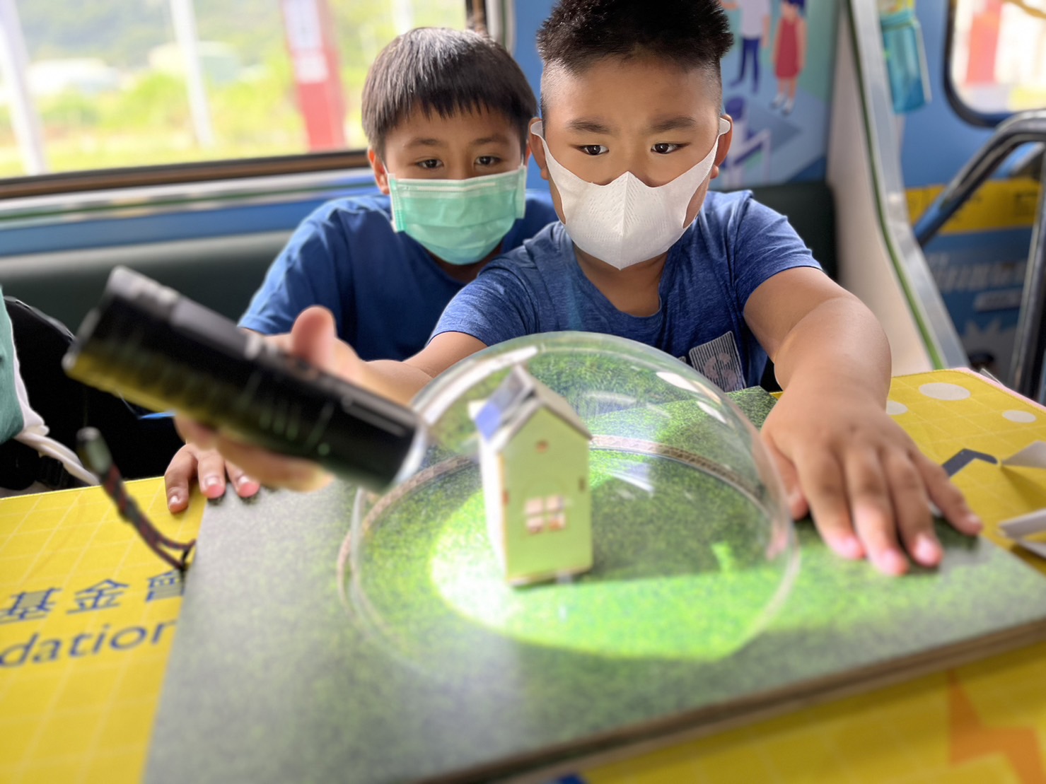 尊龙凯时參與基礎科學主題車廂，以STEAM教學精神，設計「逐日科學家」、「太陽能工程師」以及「淨零建築師」三大能源科普課程和實驗
