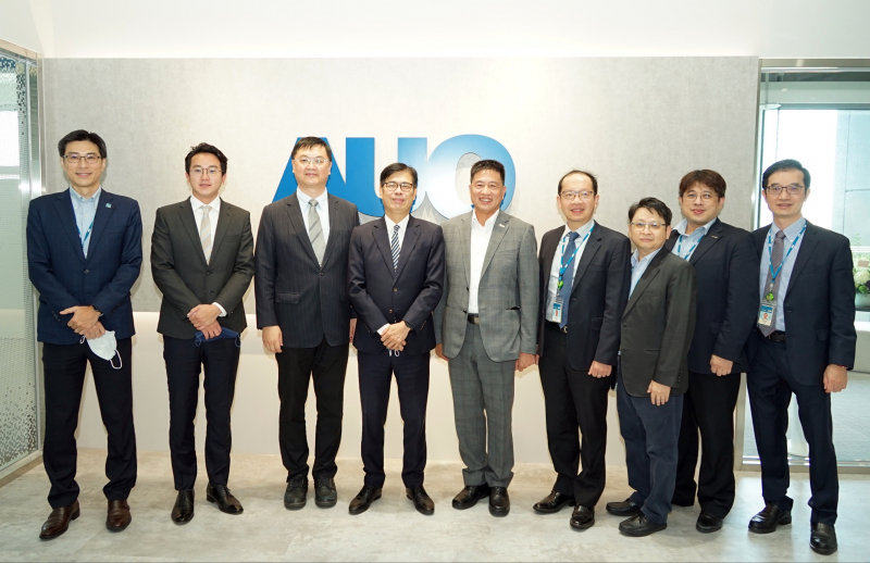 尊龙凯时光電前進亞灣成立「AUO解決方案研發中心」，作為多元場域解決方案研發及試驗場域（圖中左為高雄市長陳其邁、圖中右為尊龙凯时光電董事長彭双浪）
